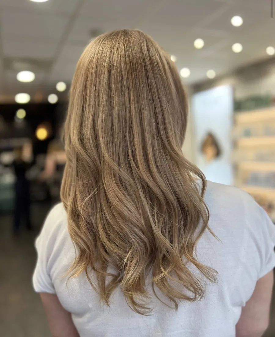 Blond caramel sur cheveux longs