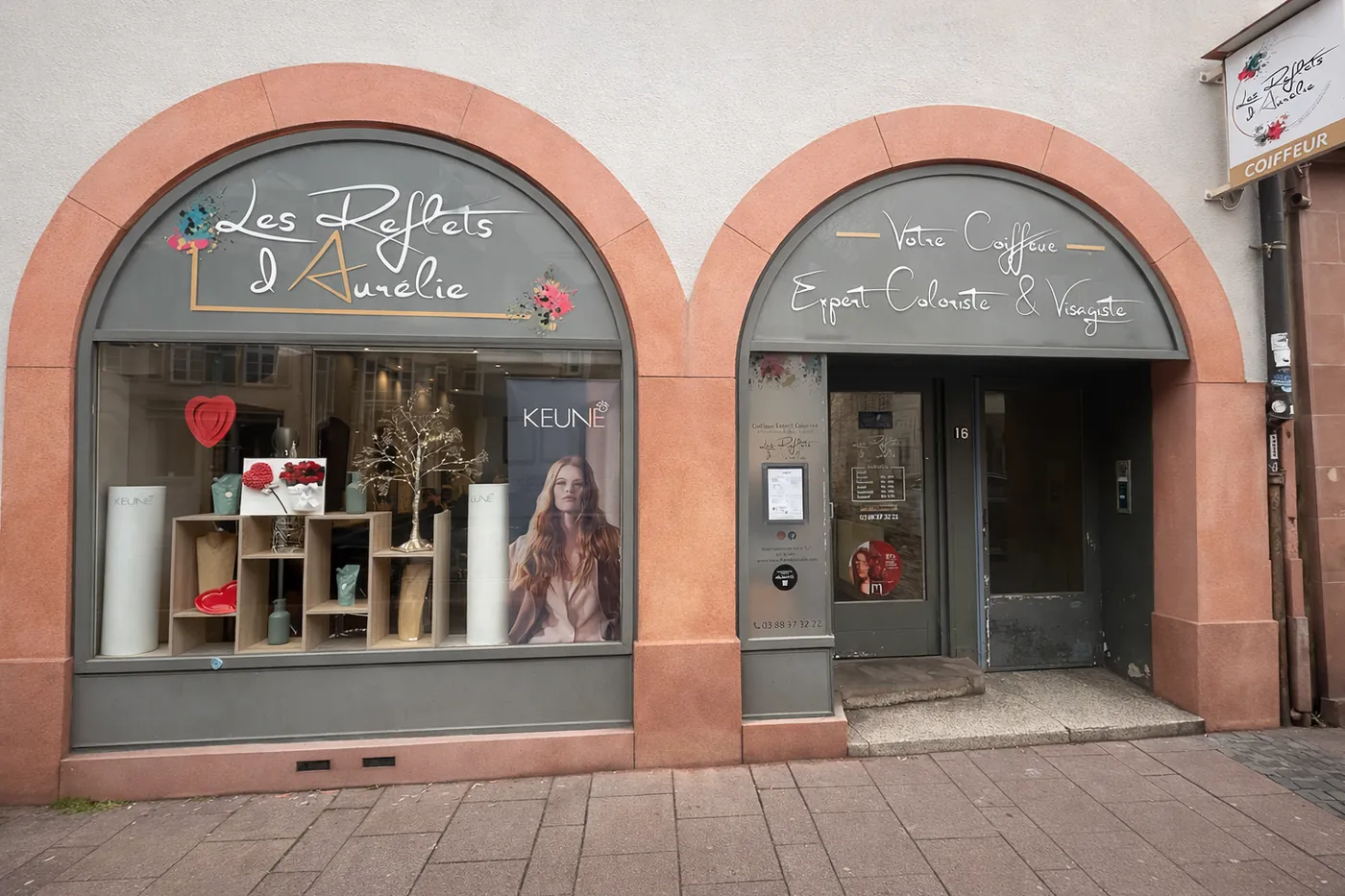 La devanture du salon : deux arcades en grès rose, rue des Bouchers