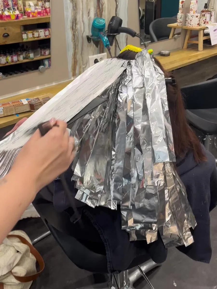 Pose de mèches sous papier aluminium au salon