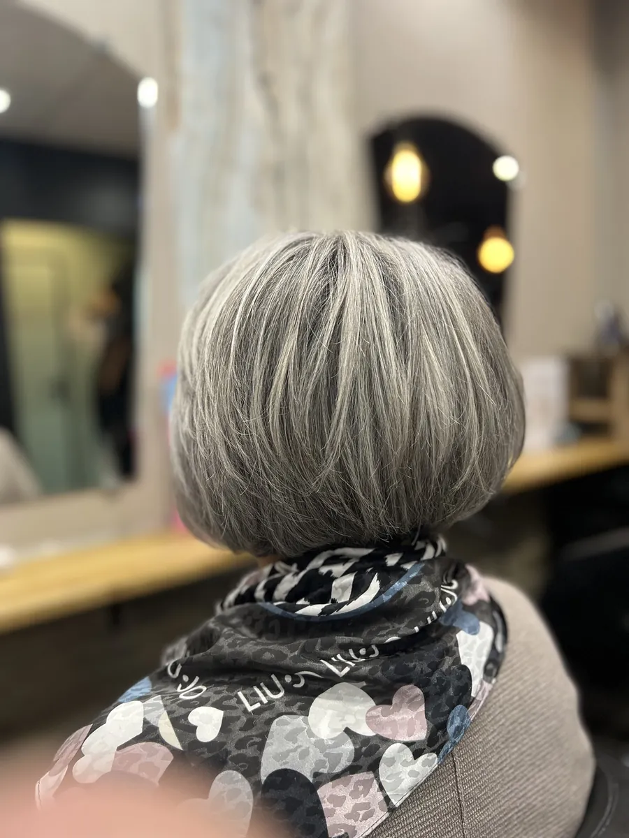 Carré court gris argenté