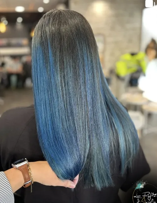 Reflets bleus sur cheveux longs