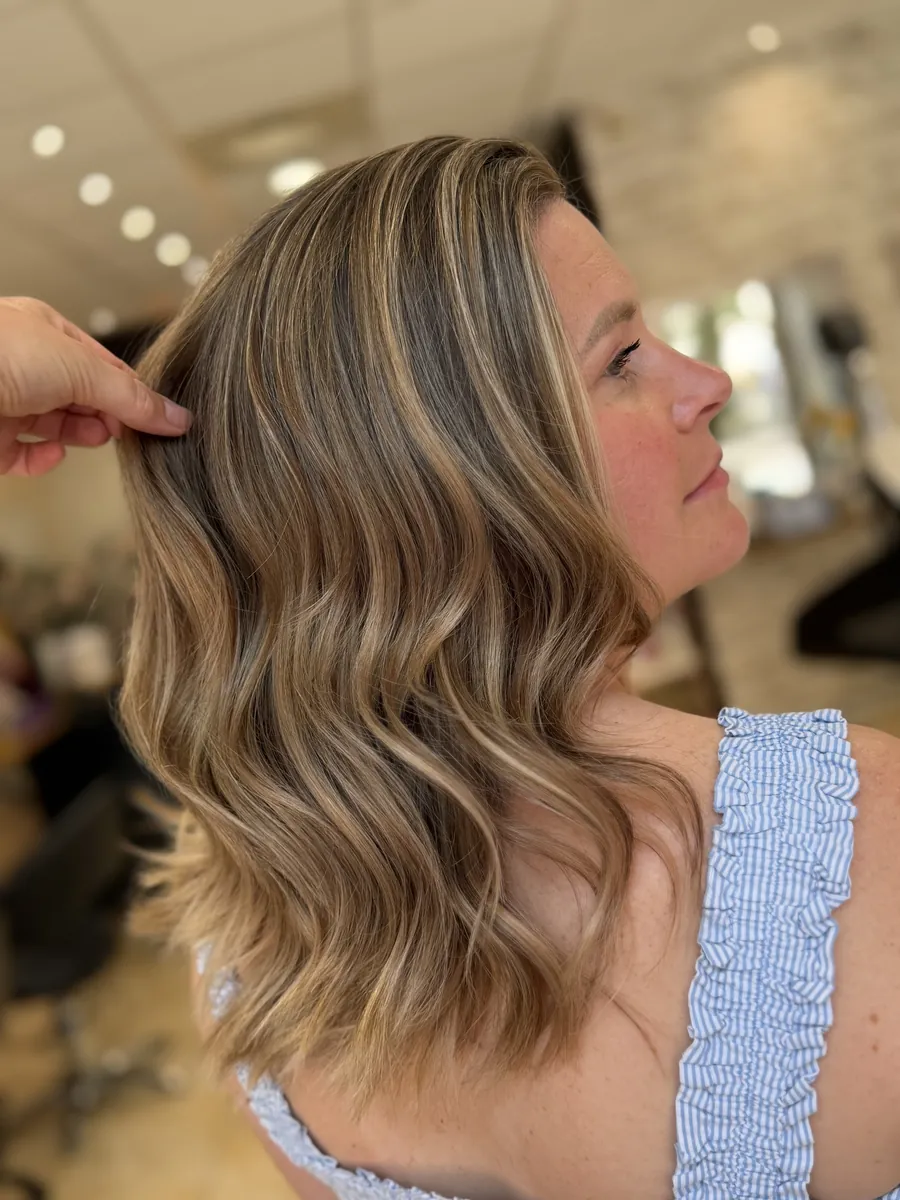 Blond lumineux sur cheveux mi-longs ondulés