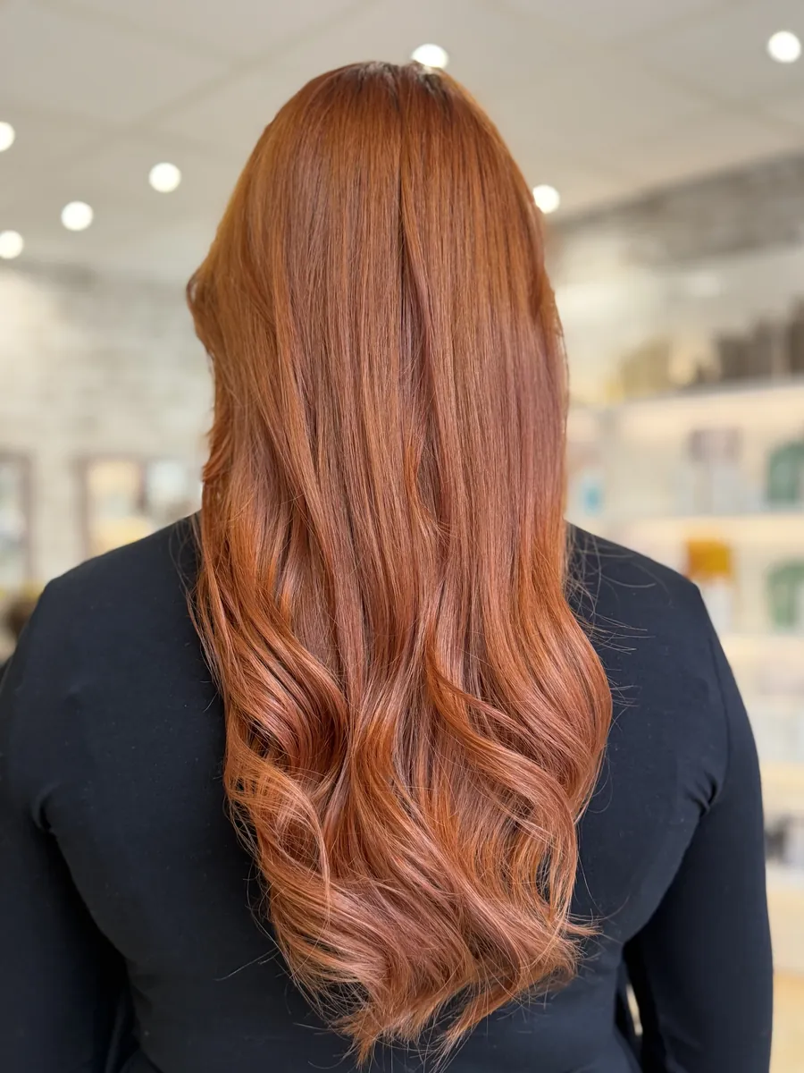 Cheveux longs cuivrés réalisés au salon